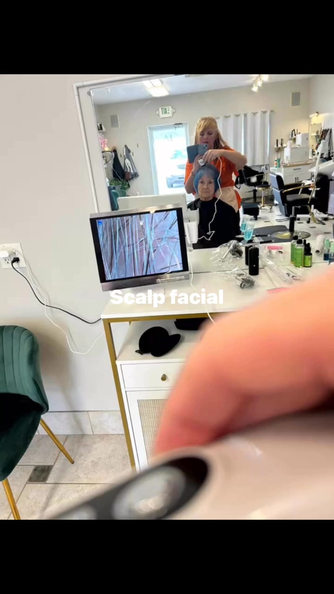 Using the scalp analysis camera during a treatment